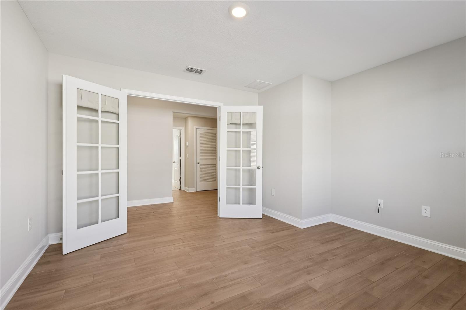 Image 20 of 40 For 610 Narvarez Avenue