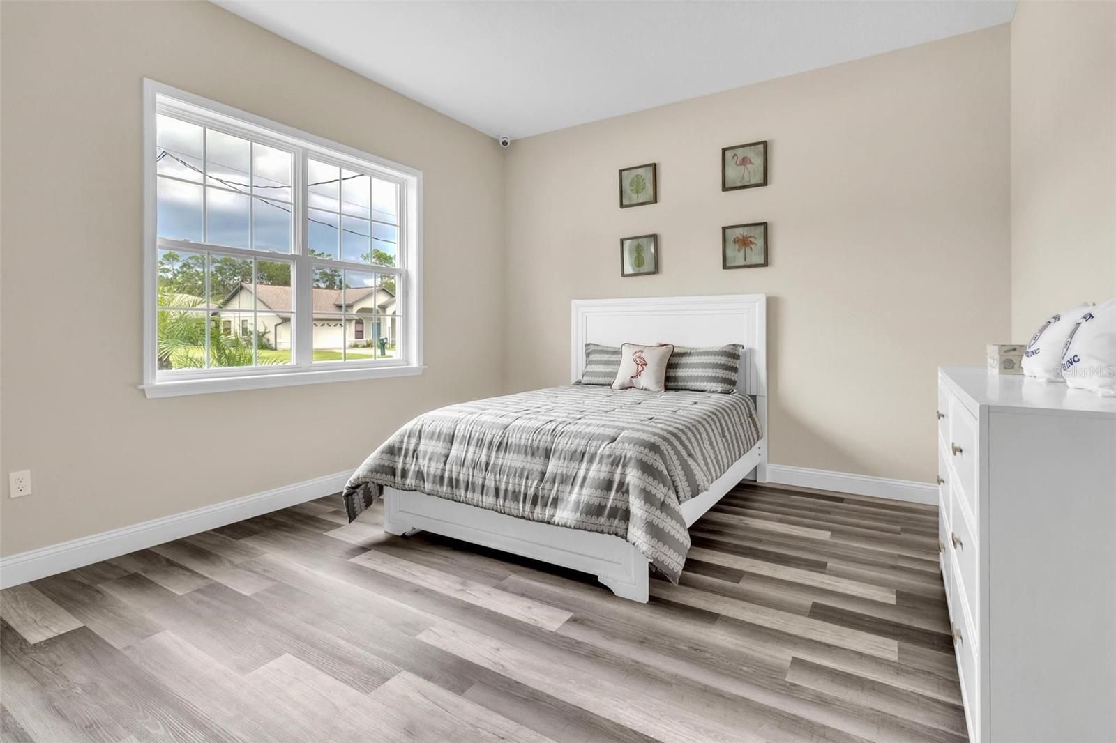 Image 17 of 23 For 10 Point Of Woods Drive