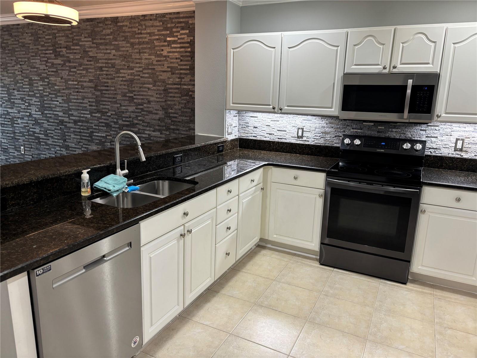 Image 9 of 81 For 100 Canopy Walk Lane 112