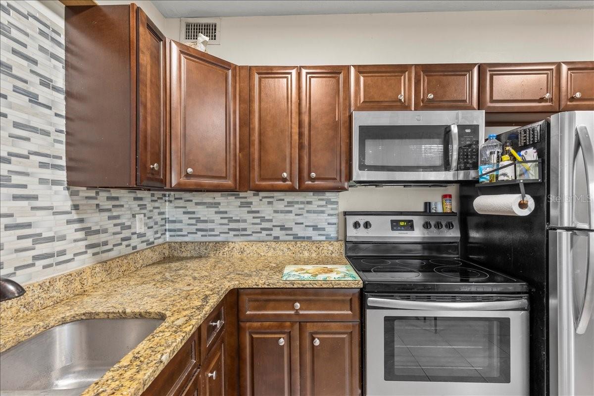 Image 10 of 38 For 450 Card Avenue