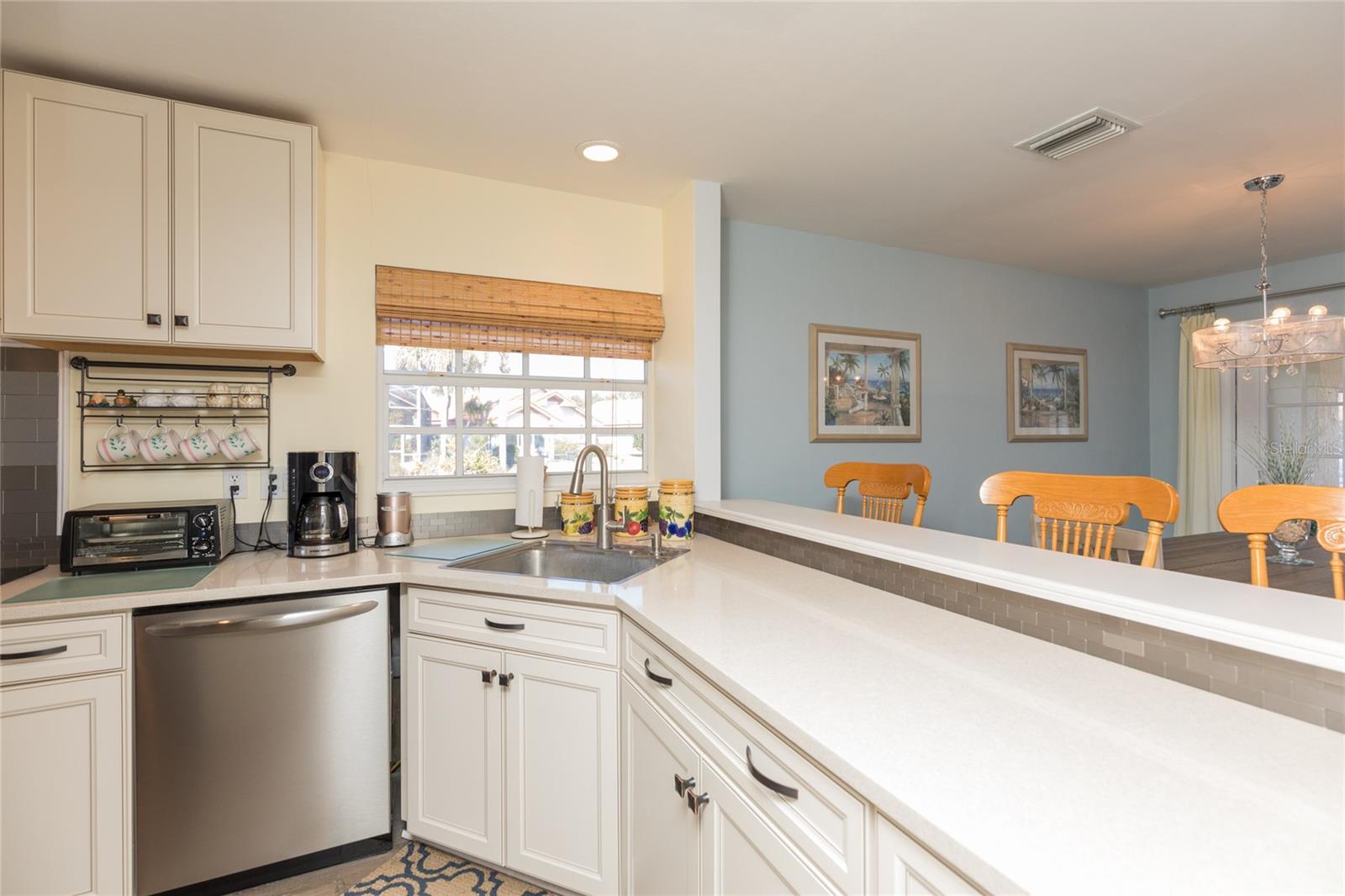 Image 11 of 87 For 40 San Carlos Drive