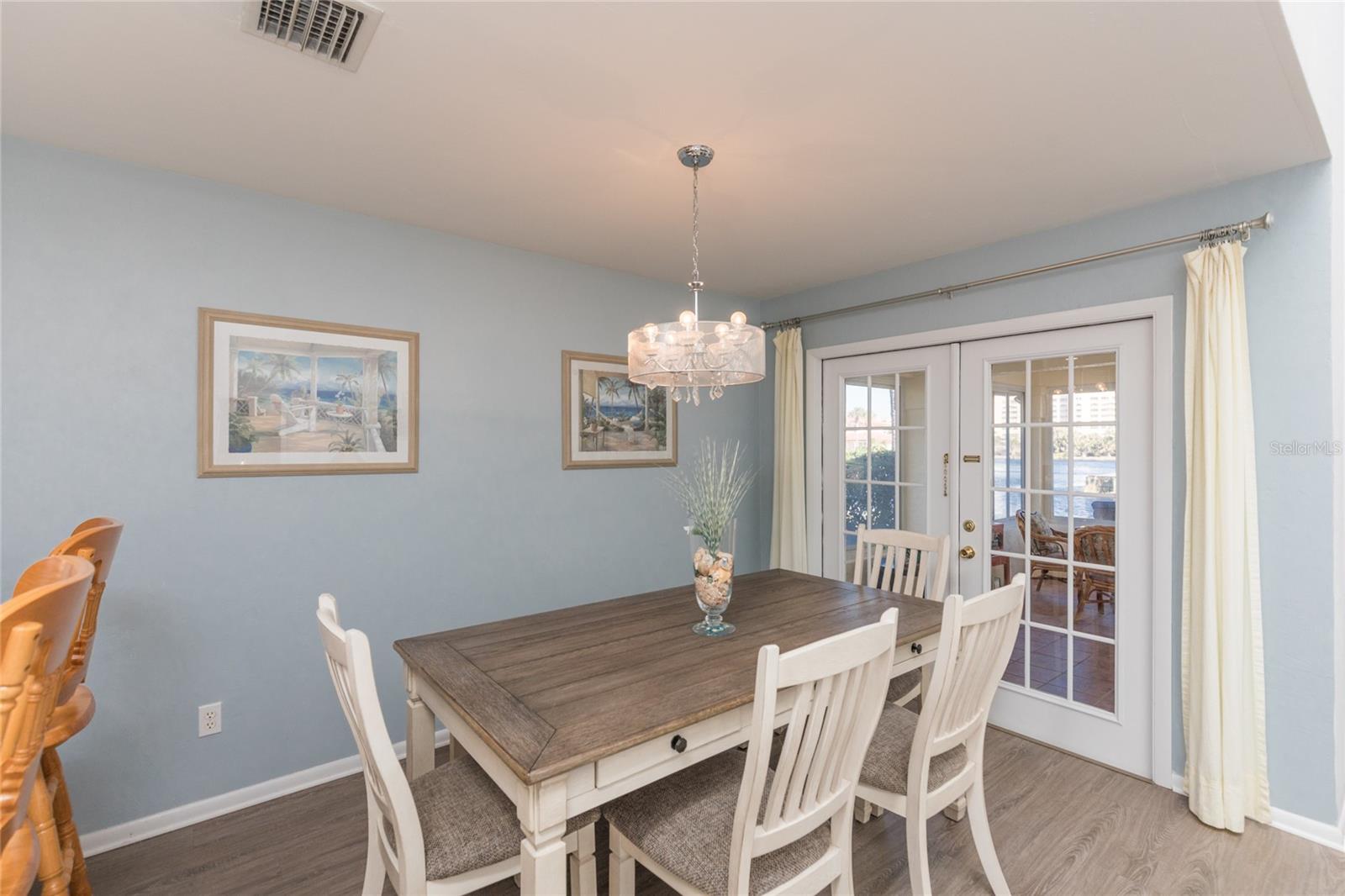 Image 17 of 87 For 40 San Carlos Drive