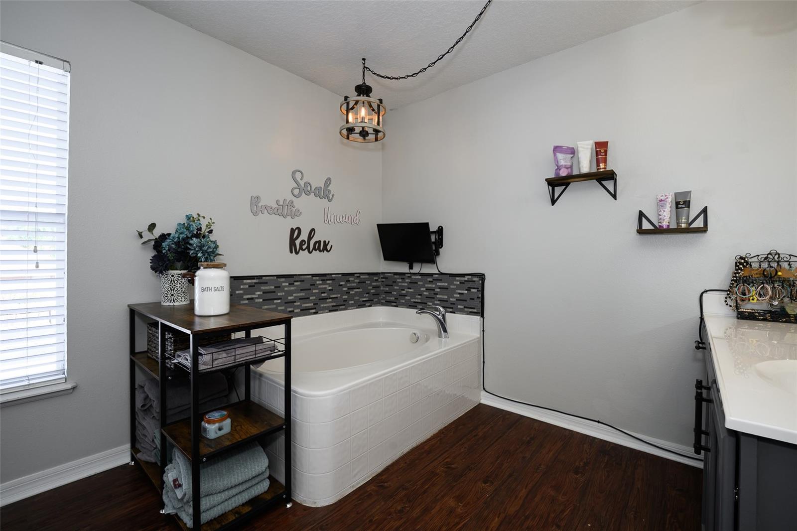 Image 42 of 74 For 220 Bird Of Paradise Drive