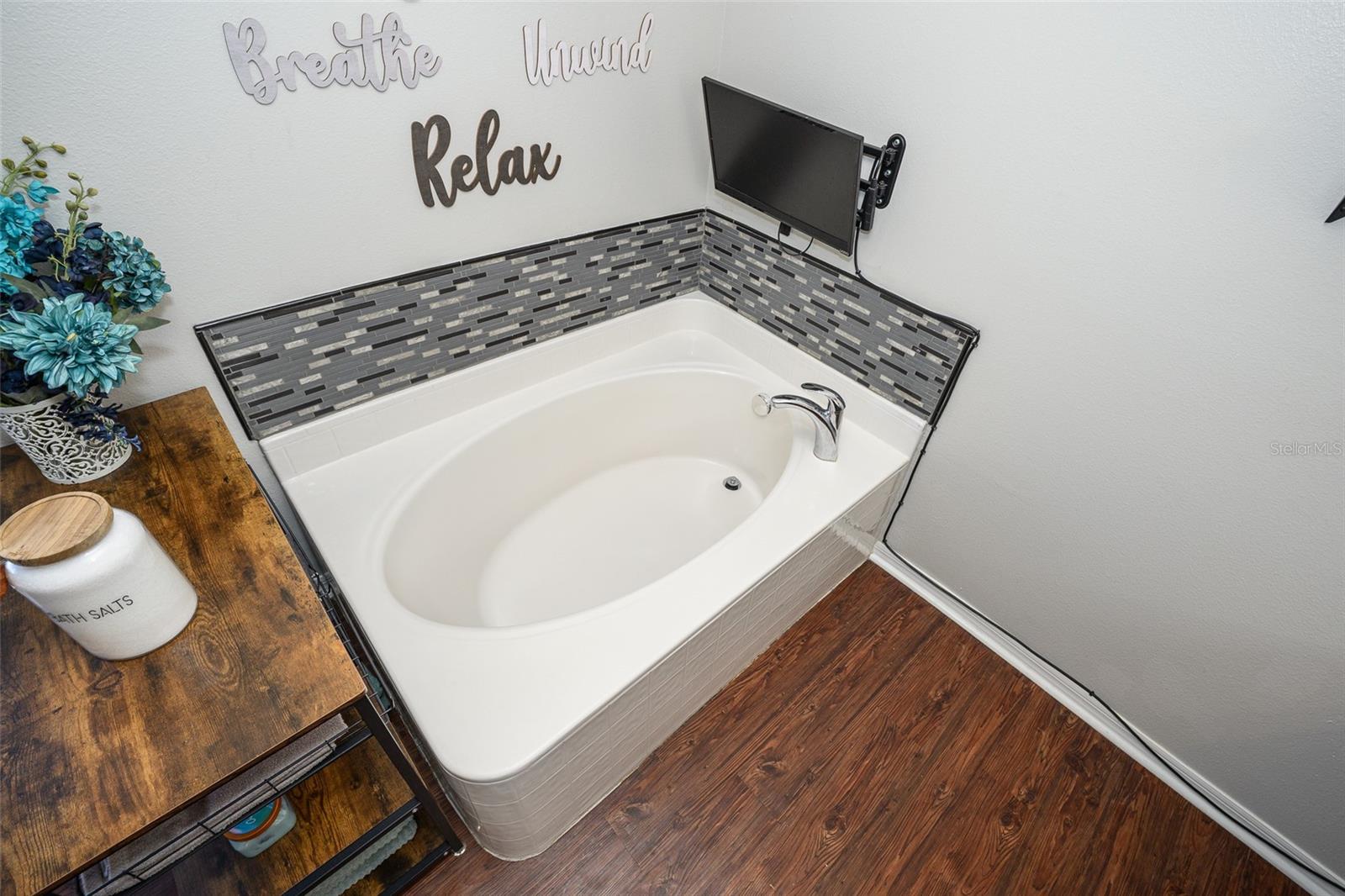 Image 43 of 74 For 220 Bird Of Paradise Drive