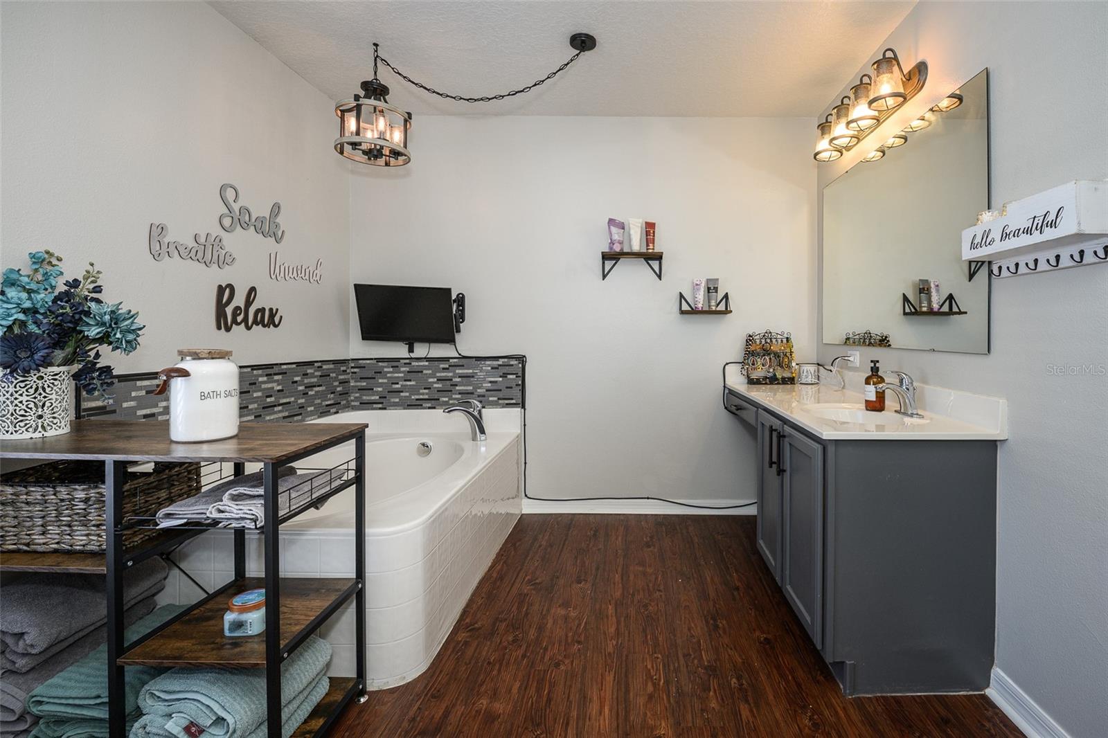 Image 44 of 74 For 220 Bird Of Paradise Drive