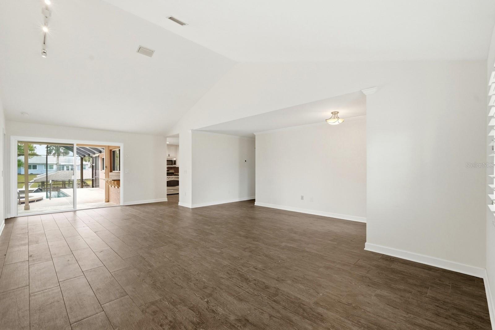 Image 11 of 51 For 31 Cherokee Court W