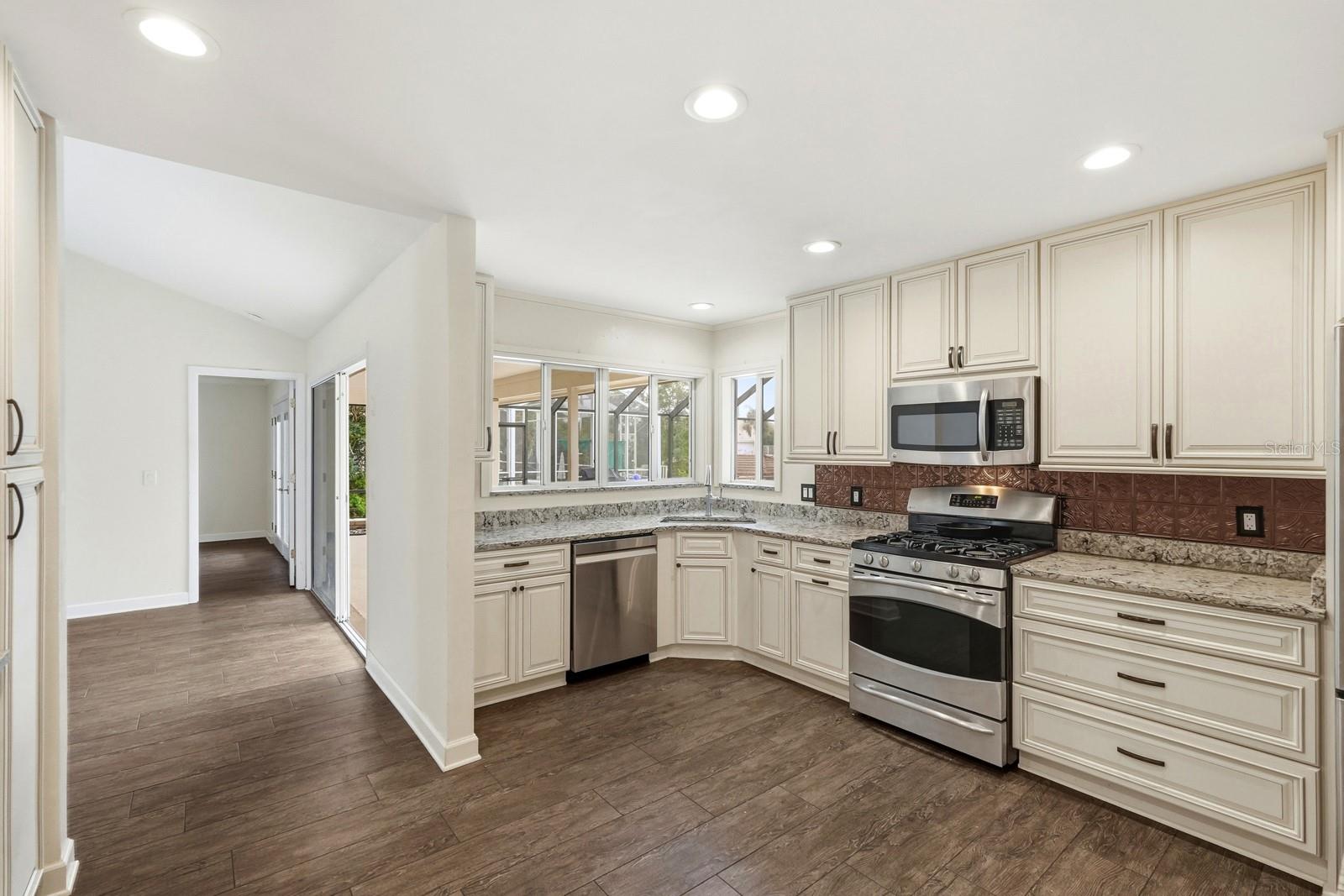 Image 16 of 51 For 31 Cherokee Court W