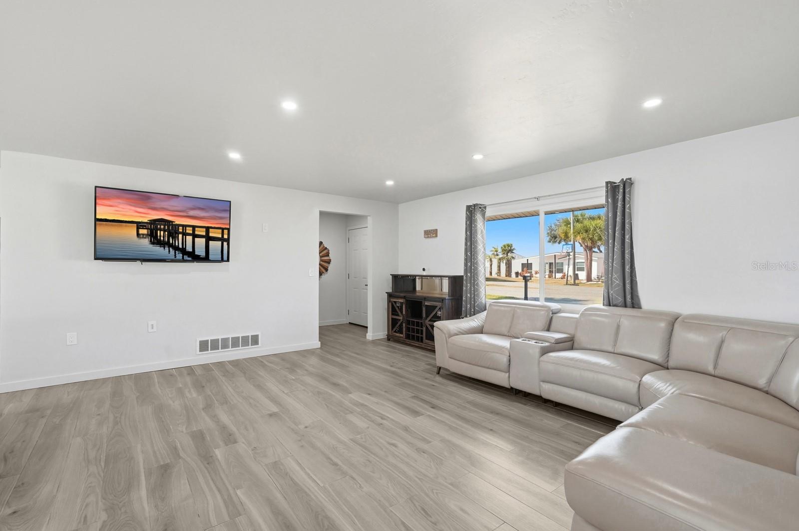 Image 4 of 36 For 364 Palm Circle