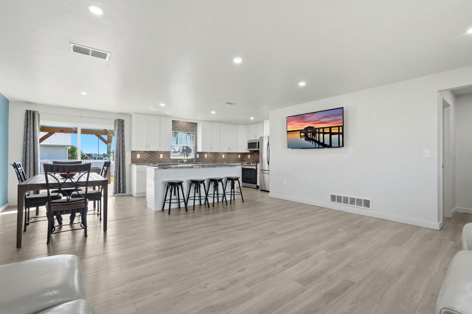 Image 6 of 36 For 364 Palm Circle