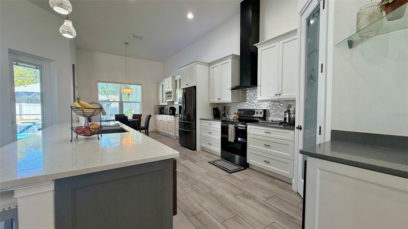 Image 11 of 47 For 20 Lake Success Drive