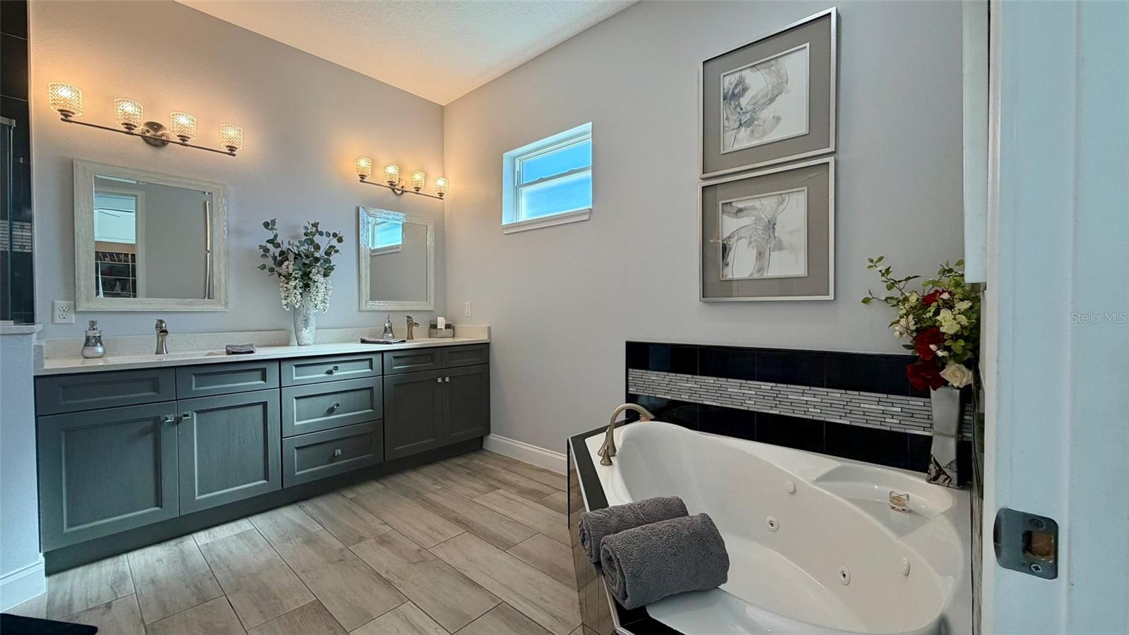 Image 19 of 47 For 20 Lake Success Drive