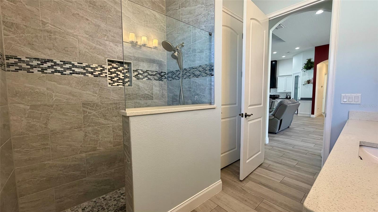 Image 24 of 47 For 20 Lake Success Drive