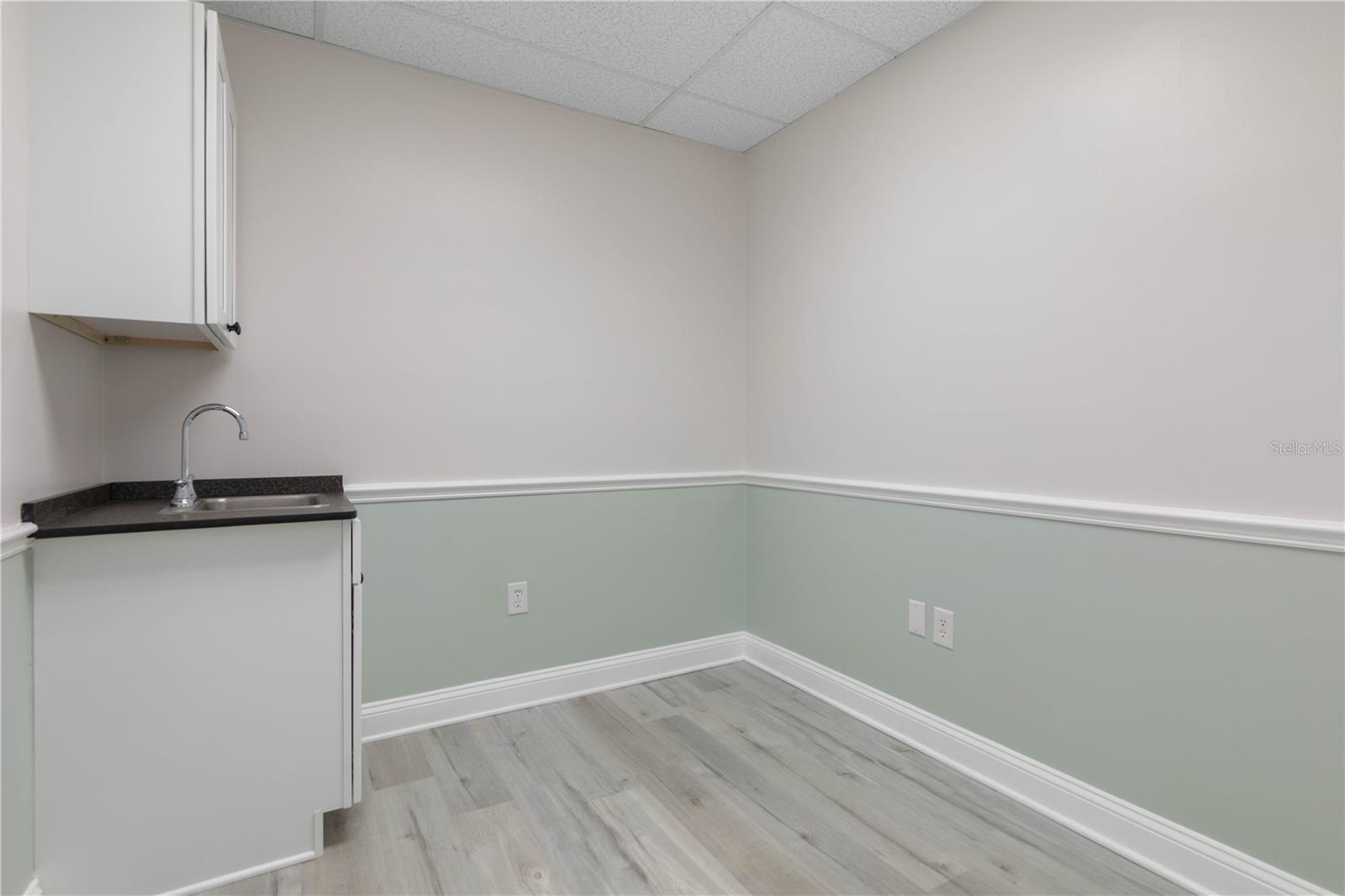 Image 13 of 20 For 28 Office Park Dr