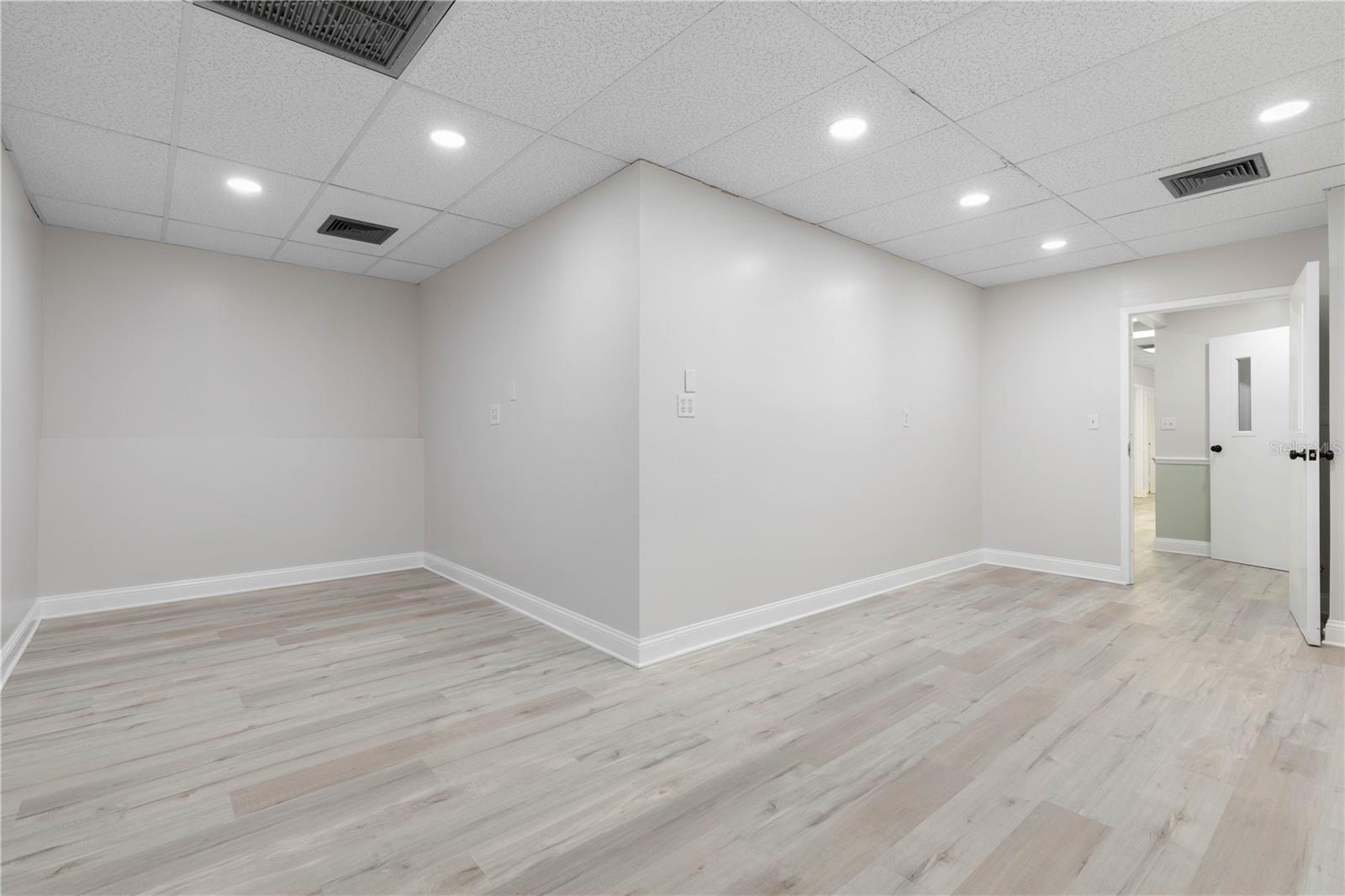 Image 15 of 20 For 28 Office Park Dr