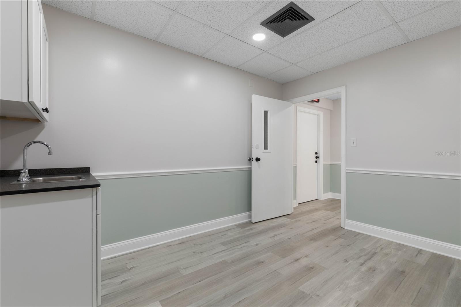 Image 8 of 20 For 28 Office Park Dr