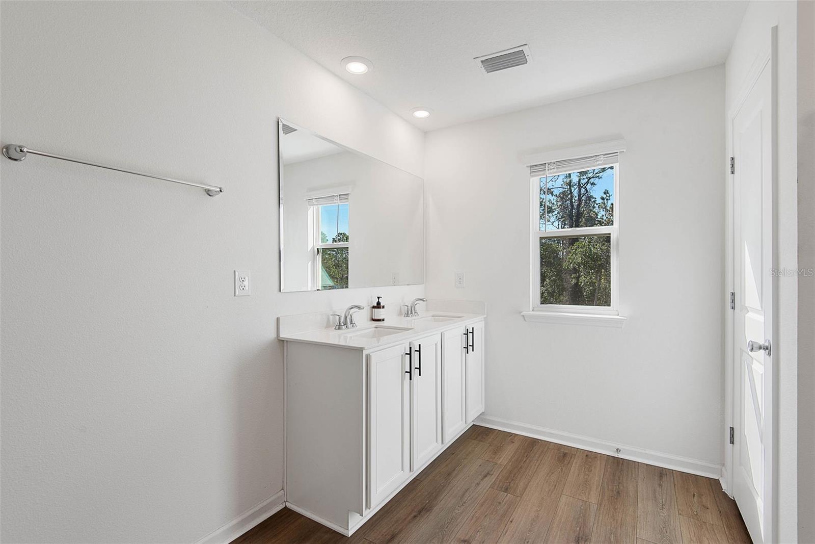 Image 23 of 53 For 43 Willow Street