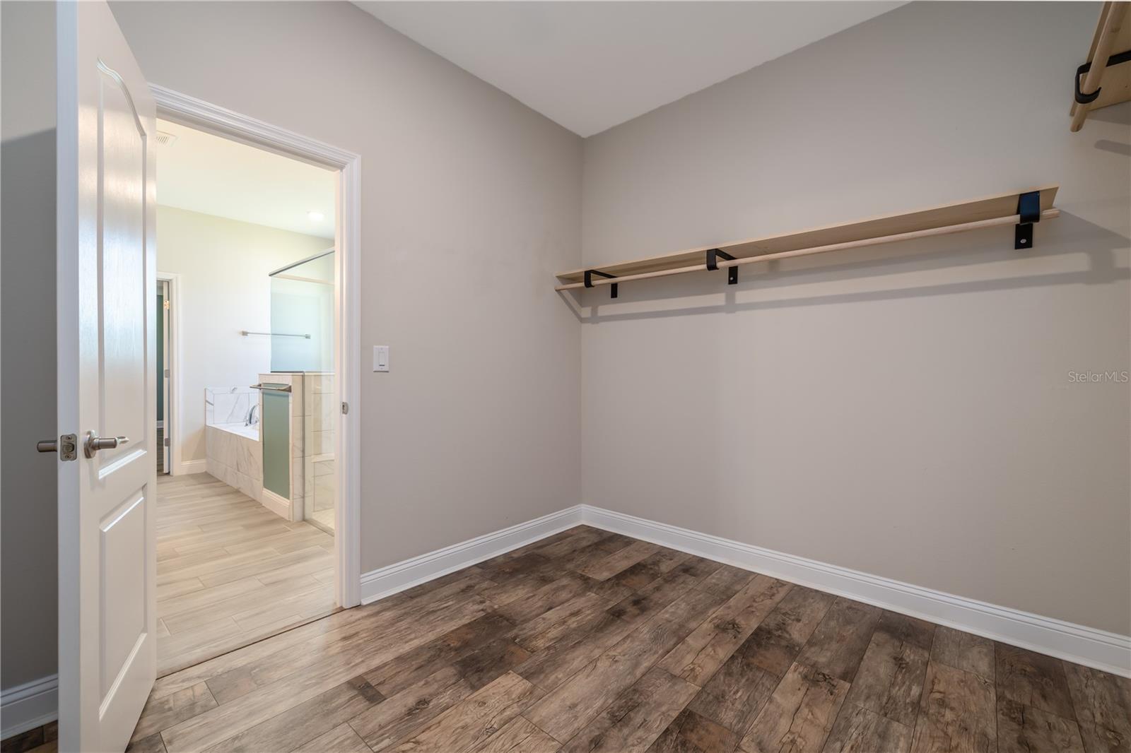 Image 21 of 33 For 6 Edison Lane