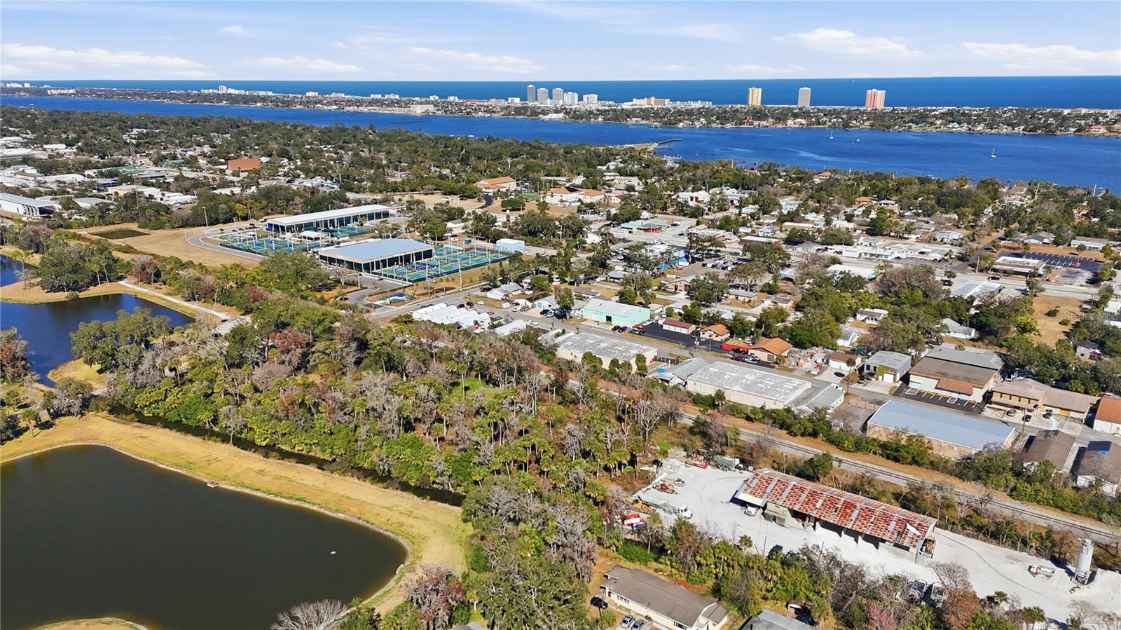 Listing photo id 11 for 403 10th Street