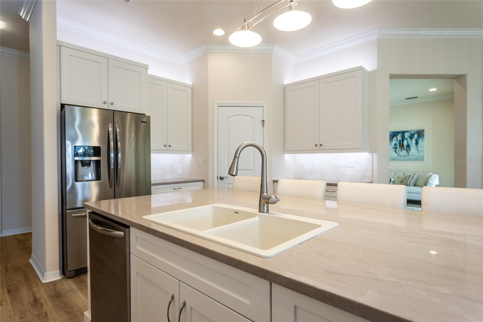 Listing photo id 8 for 1591 Lambert Avenue