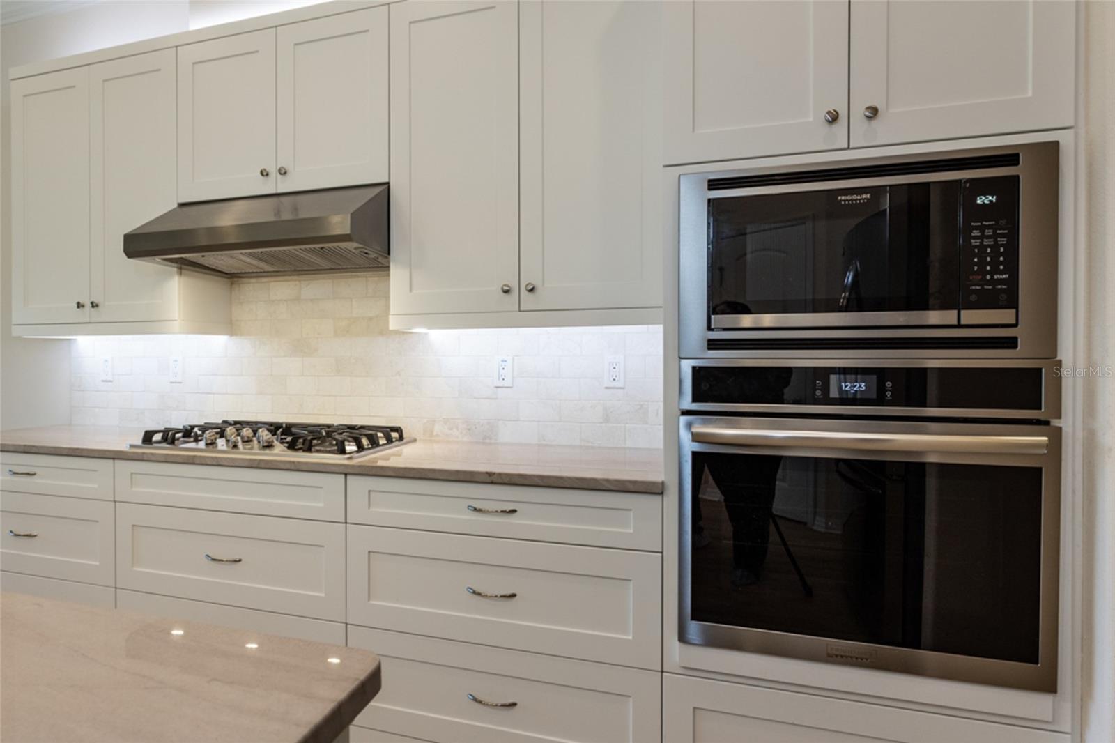 Listing photo id 9 for 1591 Lambert Avenue