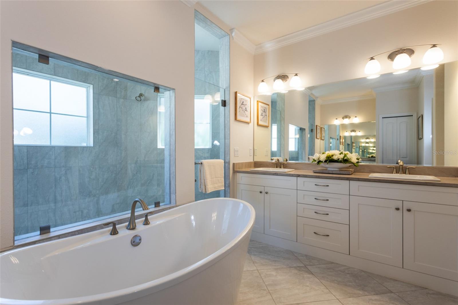 Listing photo id 15 for 1591 Lambert Avenue