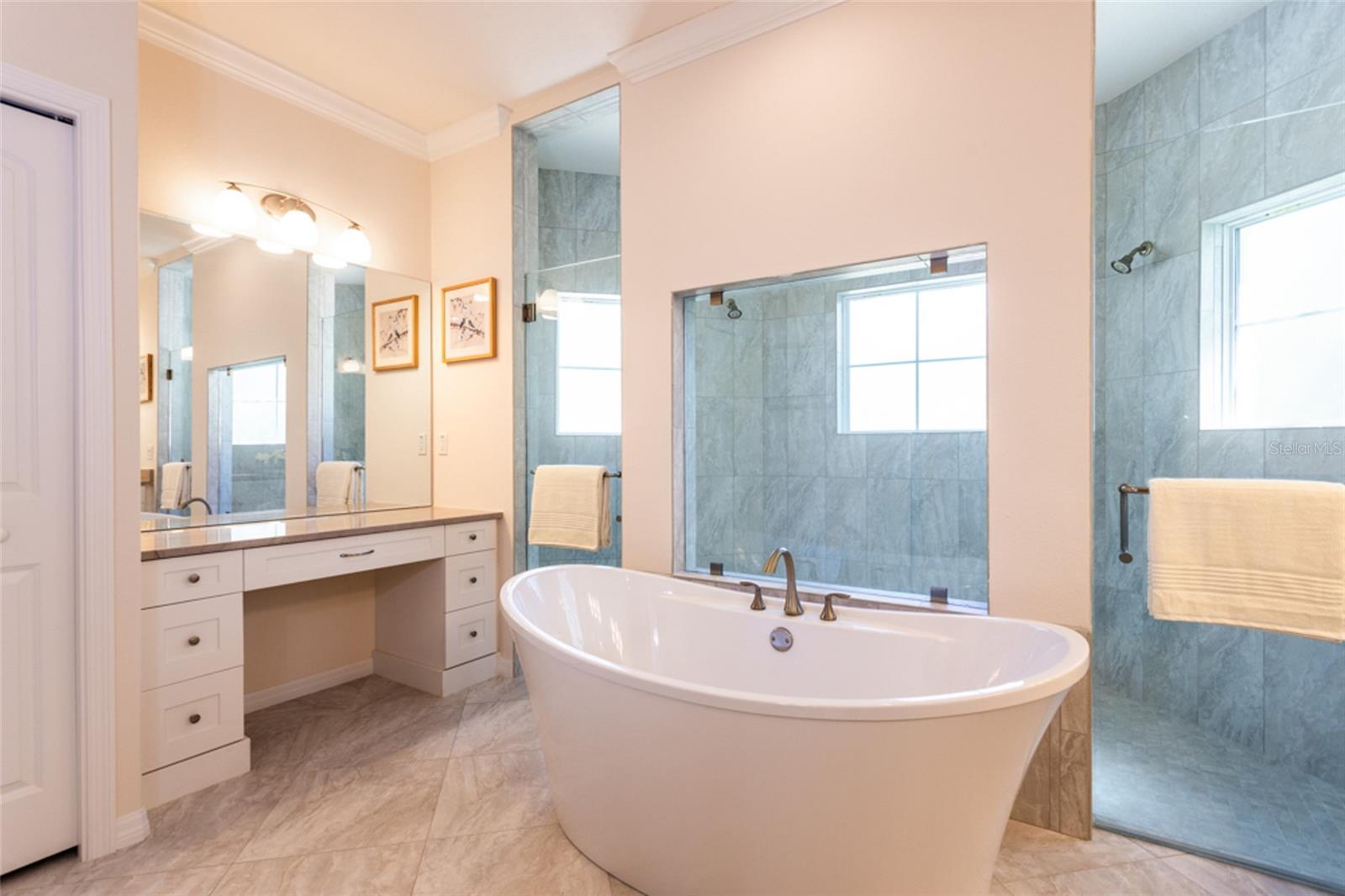 Listing photo id 16 for 1591 Lambert Avenue