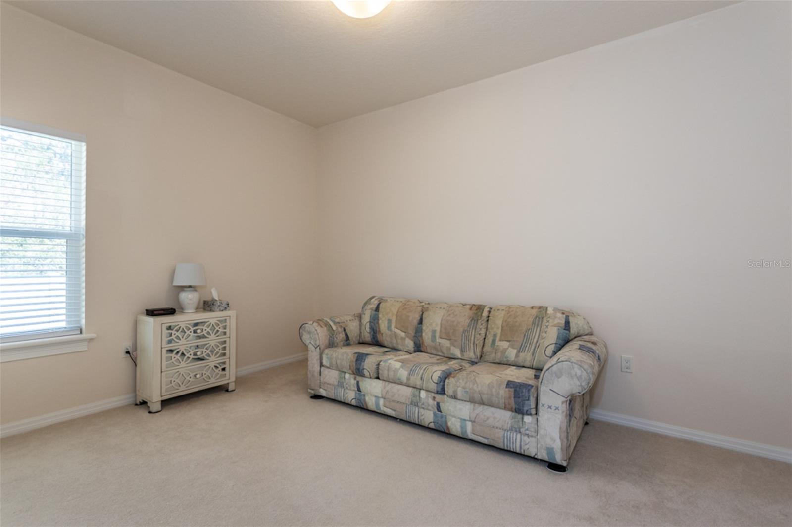 Listing photo id 17 for 1591 Lambert Avenue