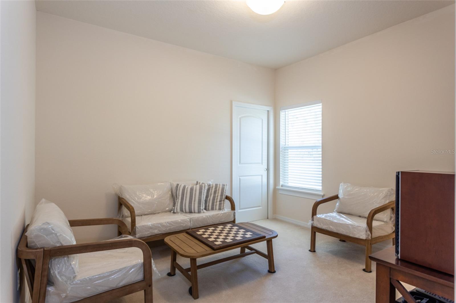 Listing photo id 19 for 1591 Lambert Avenue