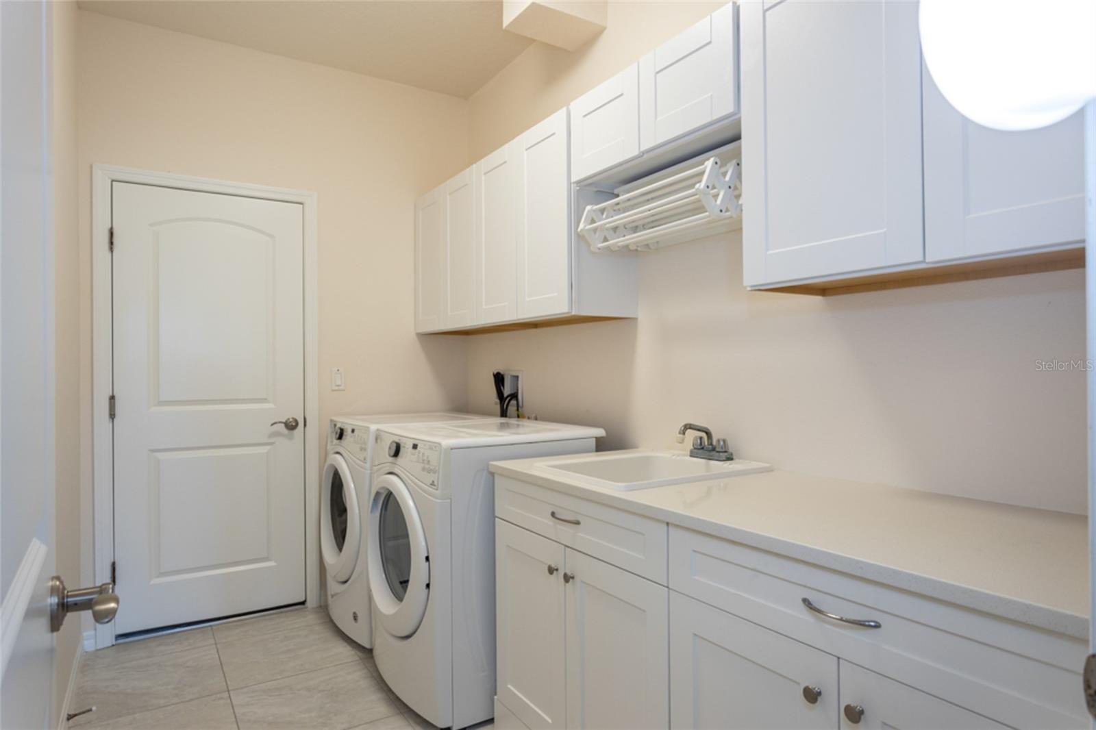 Listing photo id 22 for 1591 Lambert Avenue