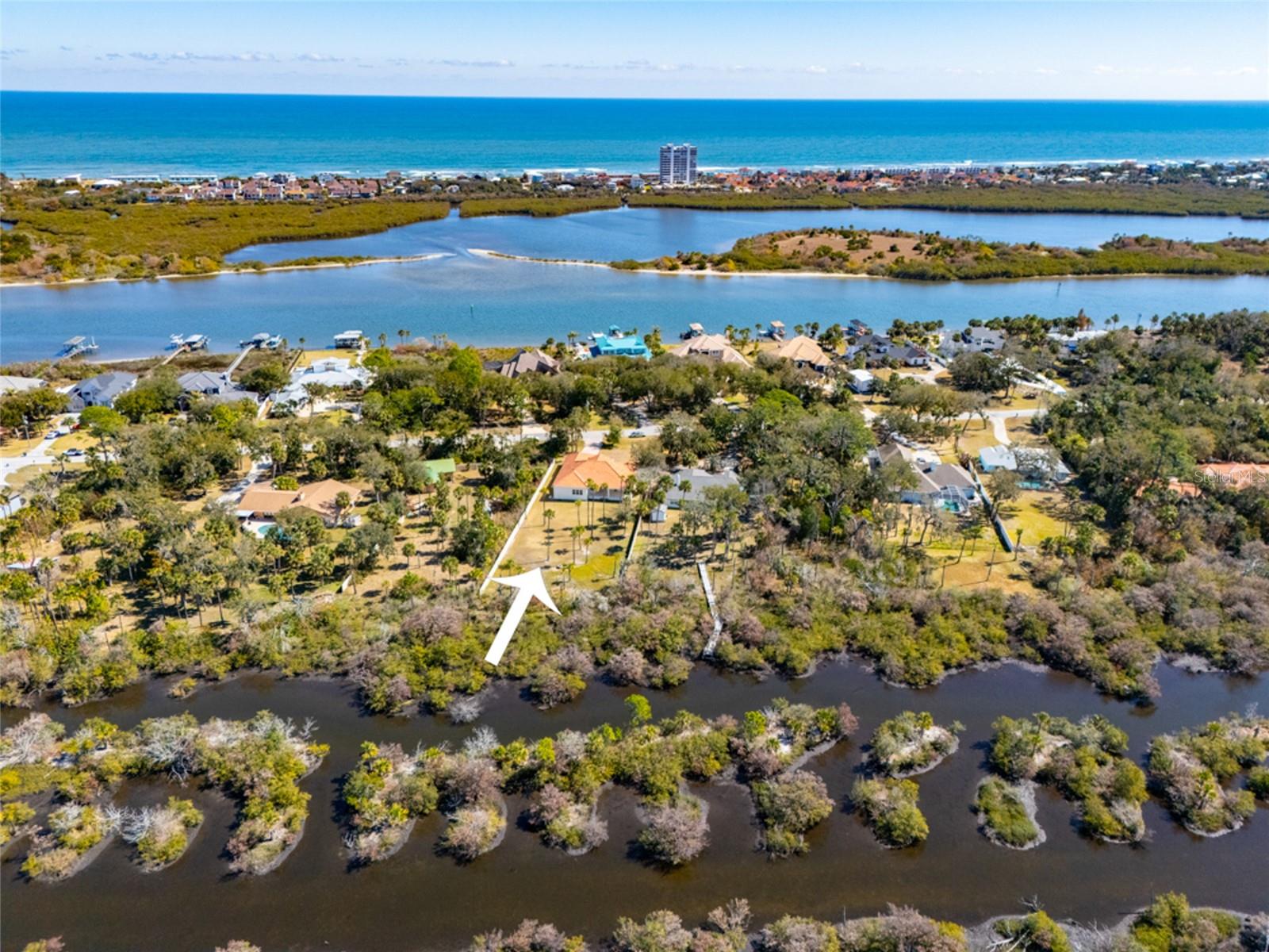 Listing photo id 27 for 1591 Lambert Avenue