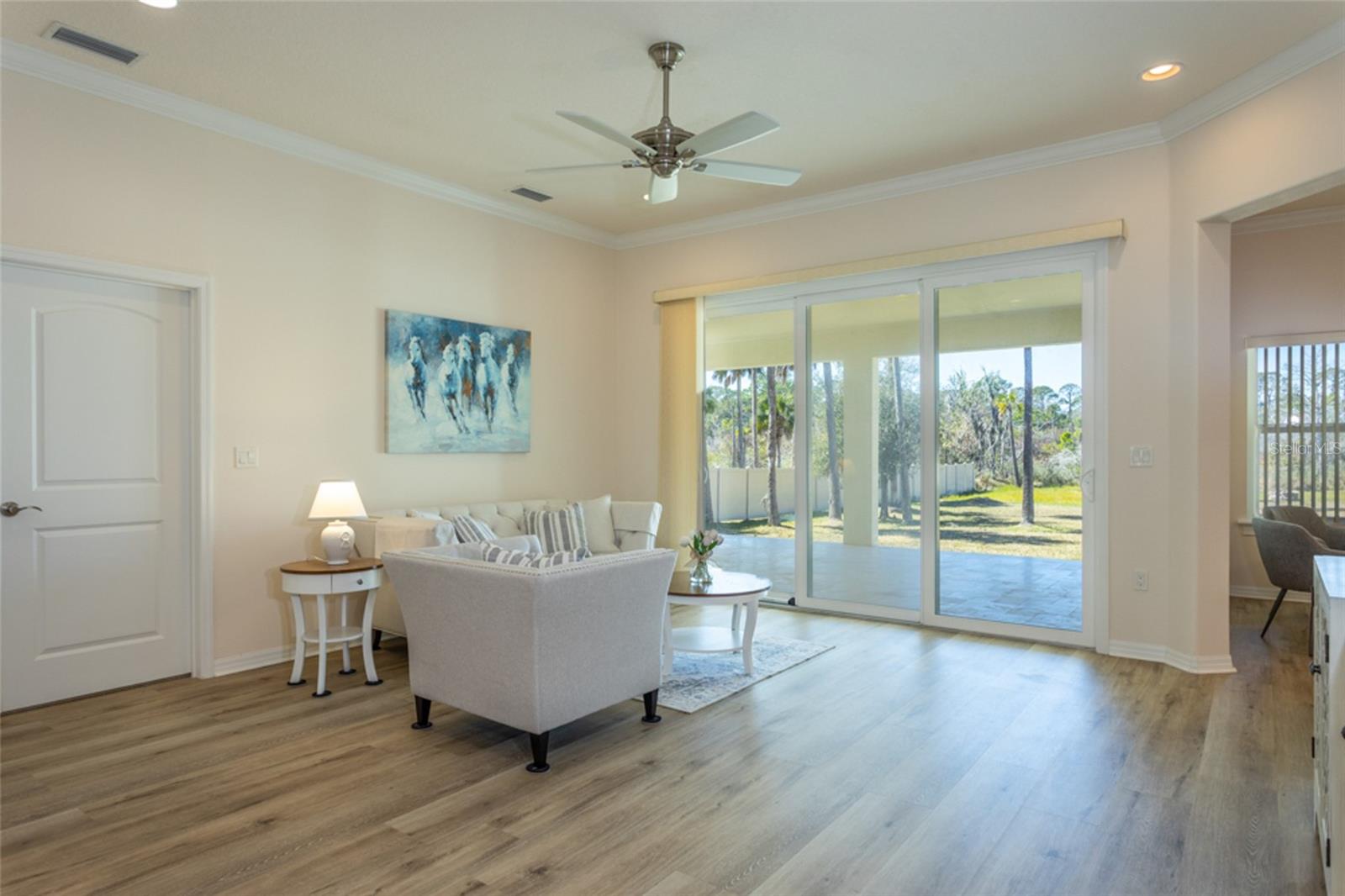 Listing photo id 2 for 1591 Lambert Avenue