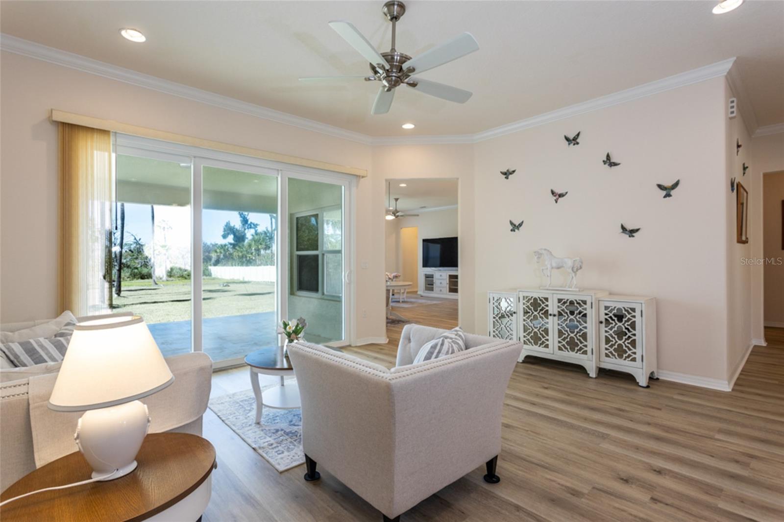 Listing photo id 3 for 1591 Lambert Avenue