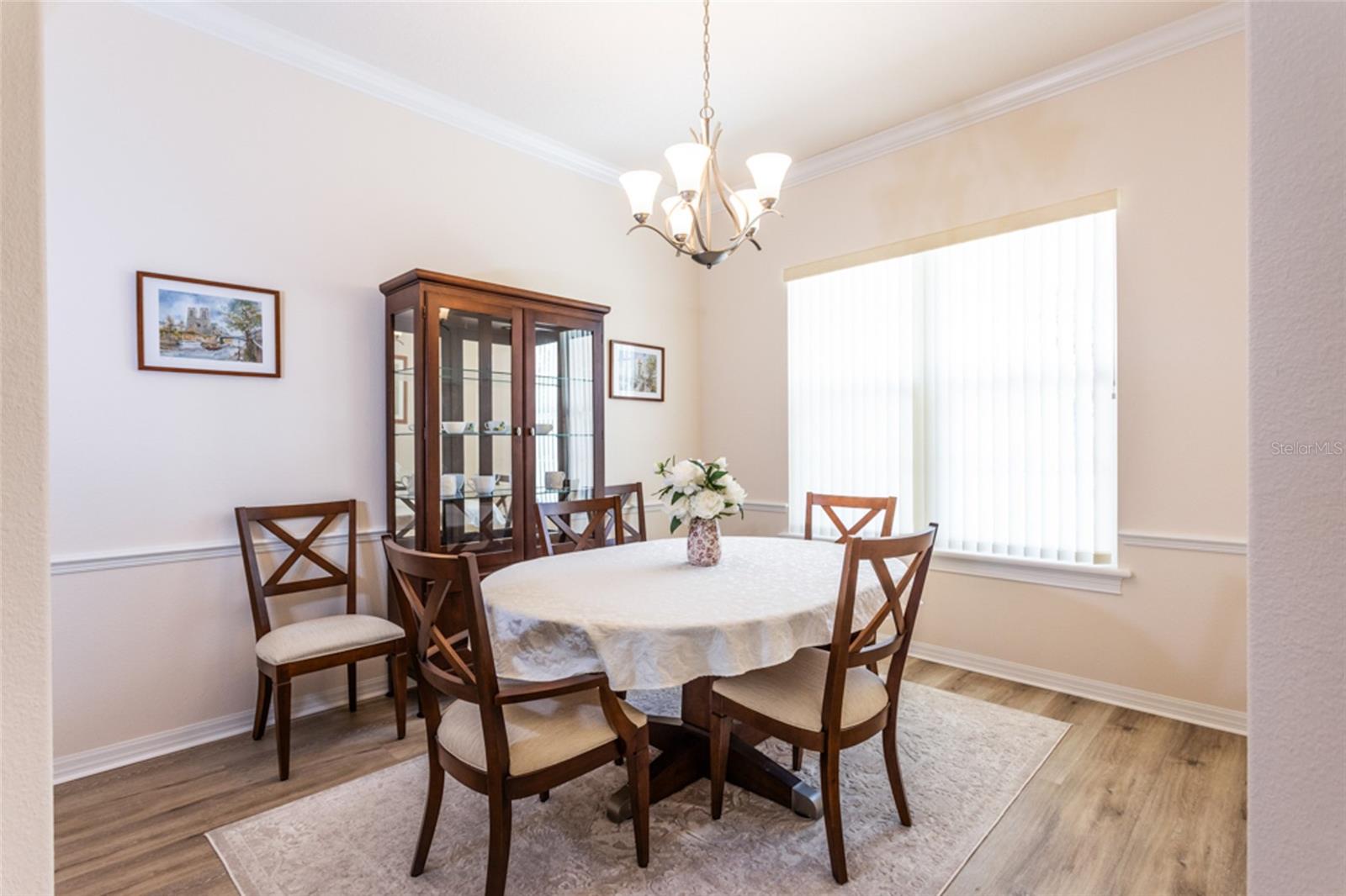 Listing photo id 5 for 1591 Lambert Avenue