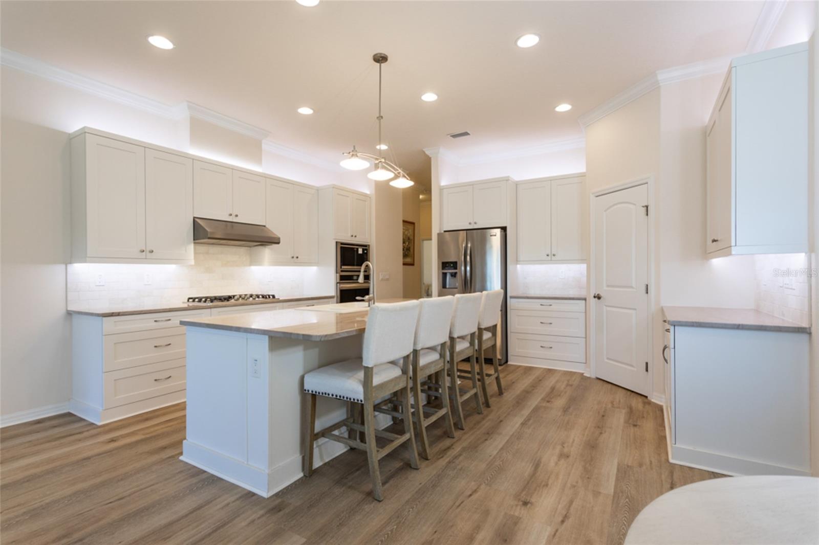 Listing photo id 6 for 1591 Lambert Avenue