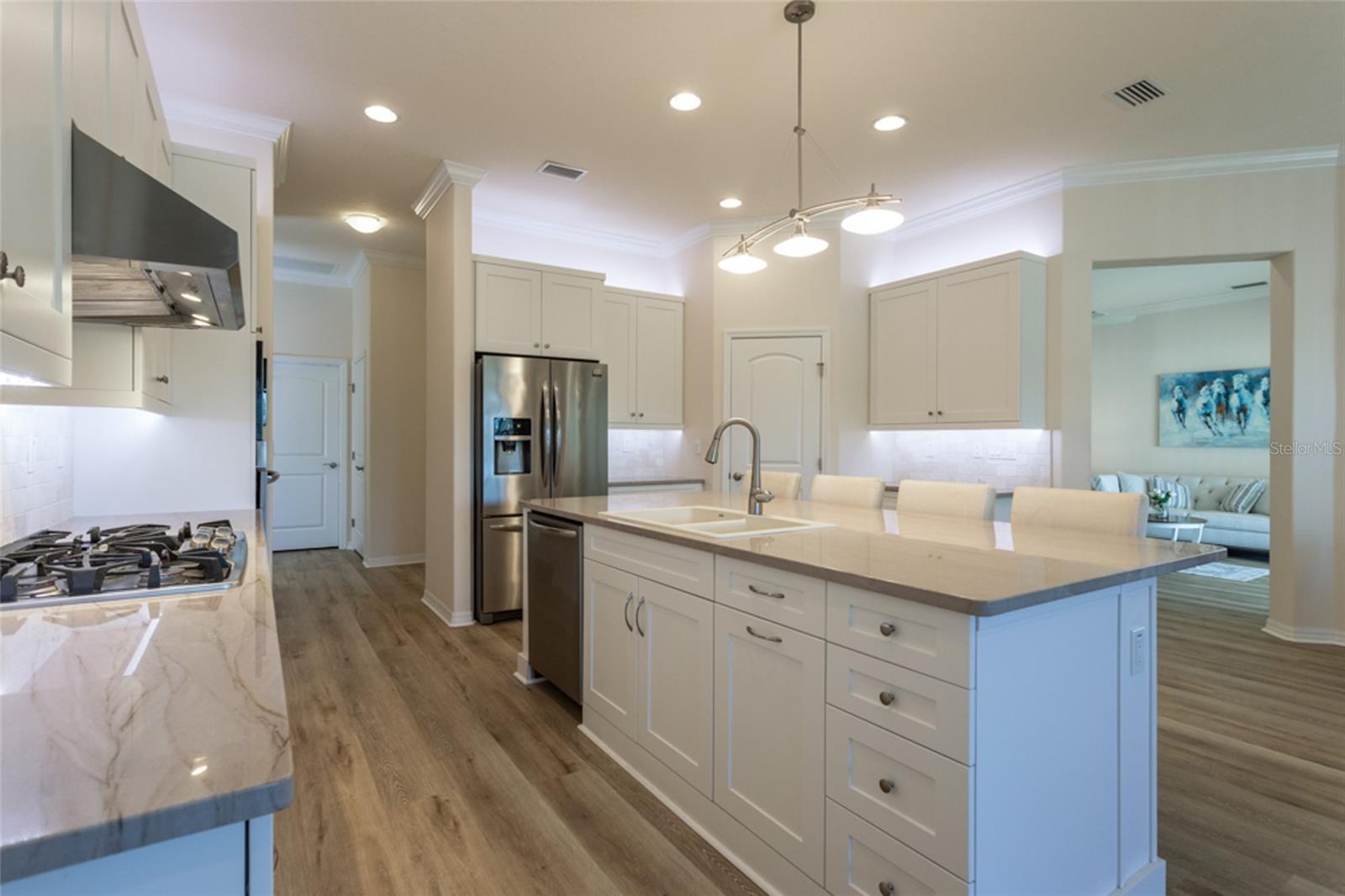 Listing photo id 7 for 1591 Lambert Avenue