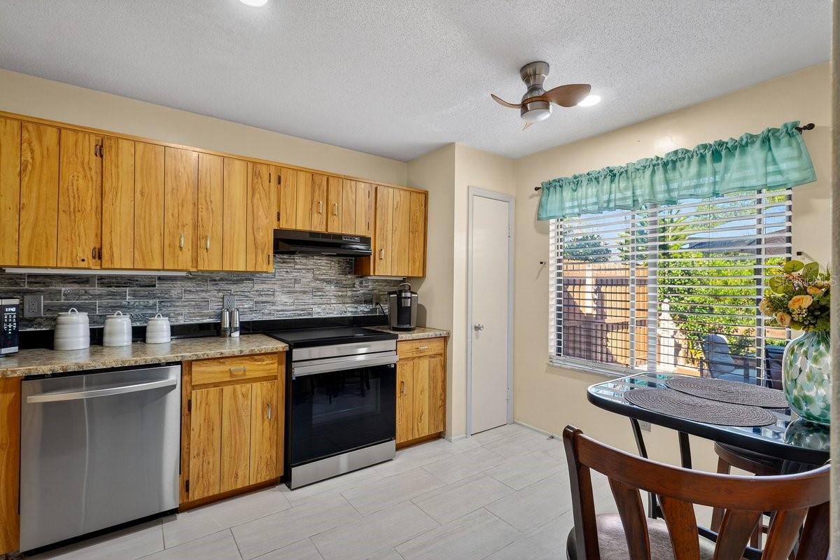 Image 11 of 58 For 33 Lakepoint Circle