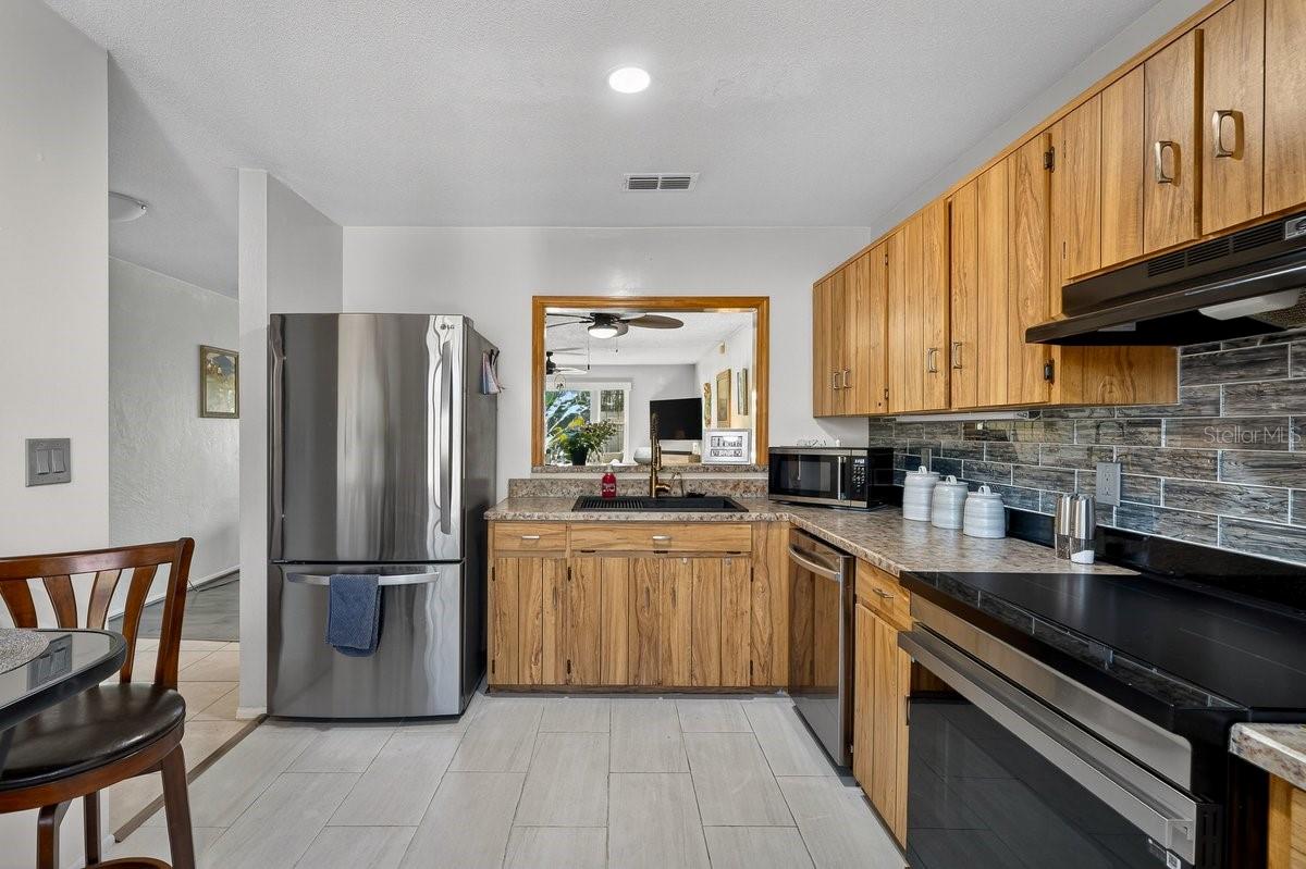 Image 12 of 58 For 33 Lakepoint Circle