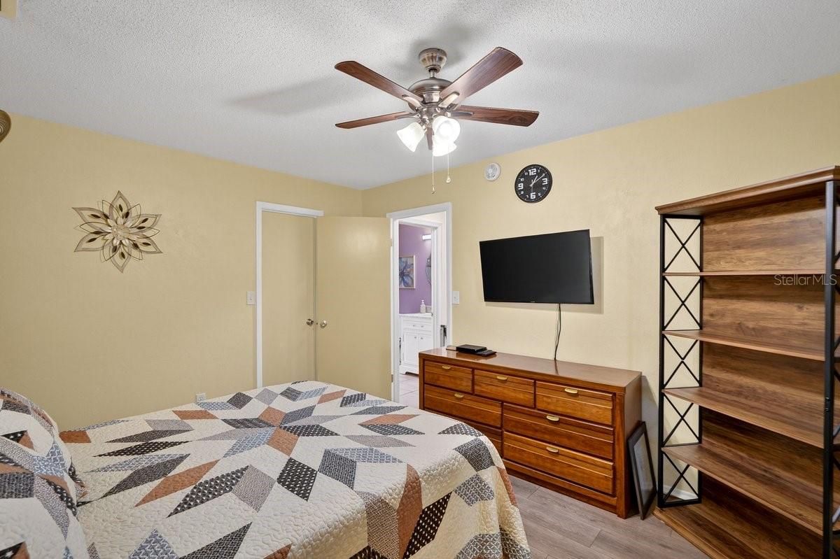 Image 22 of 58 For 33 Lakepoint Circle