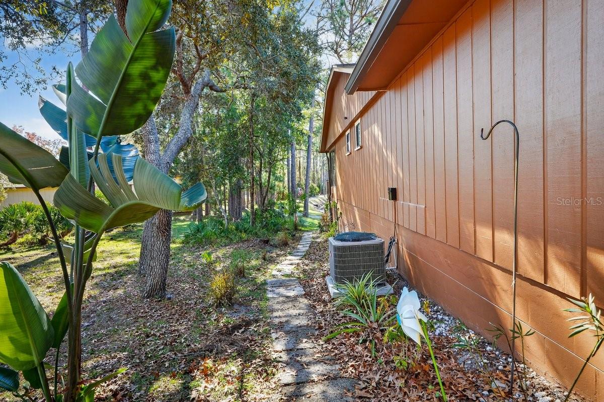 Image 34 of 58 For 33 Lakepoint Circle