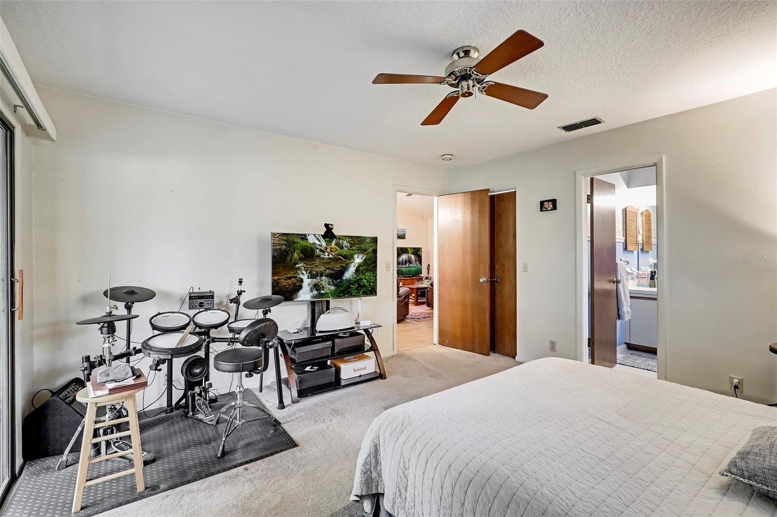 Image 22 of 28 For 531 Loring Avenue