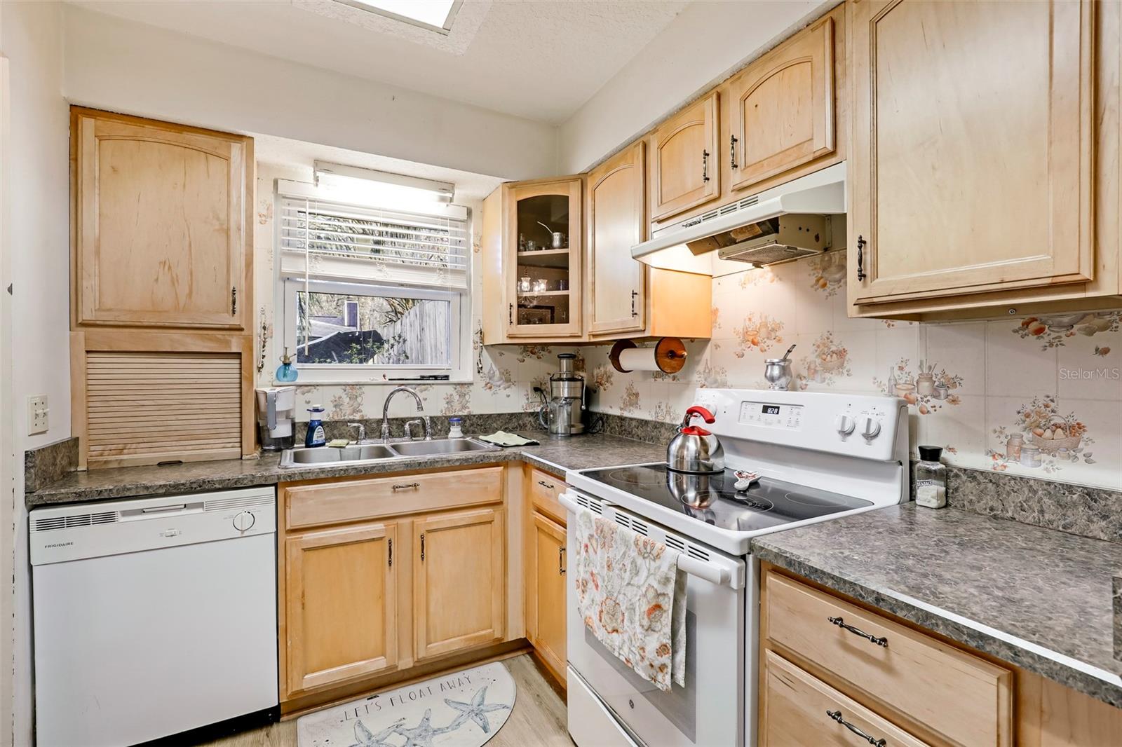 Image 5 of 28 For 531 Loring Avenue