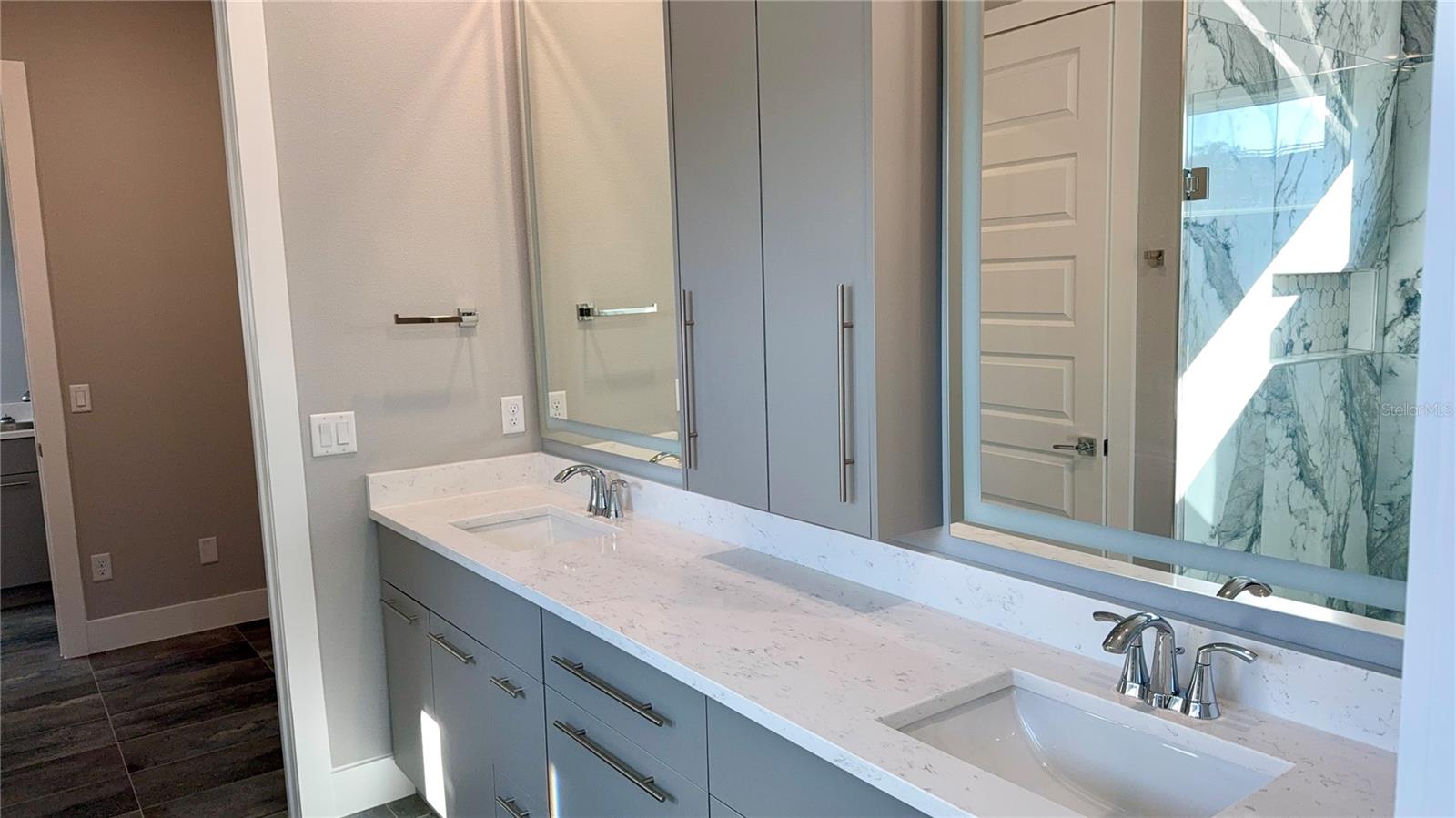 Image 16 of 30 For 142 Harbor Village Point S