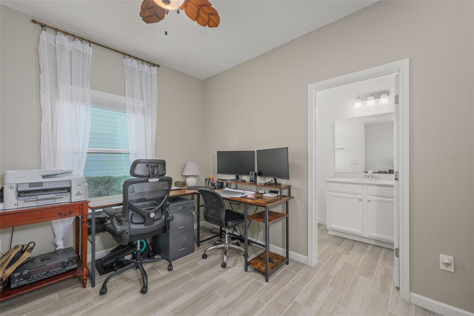 Listing photo id 12 for 28 Seasons Court