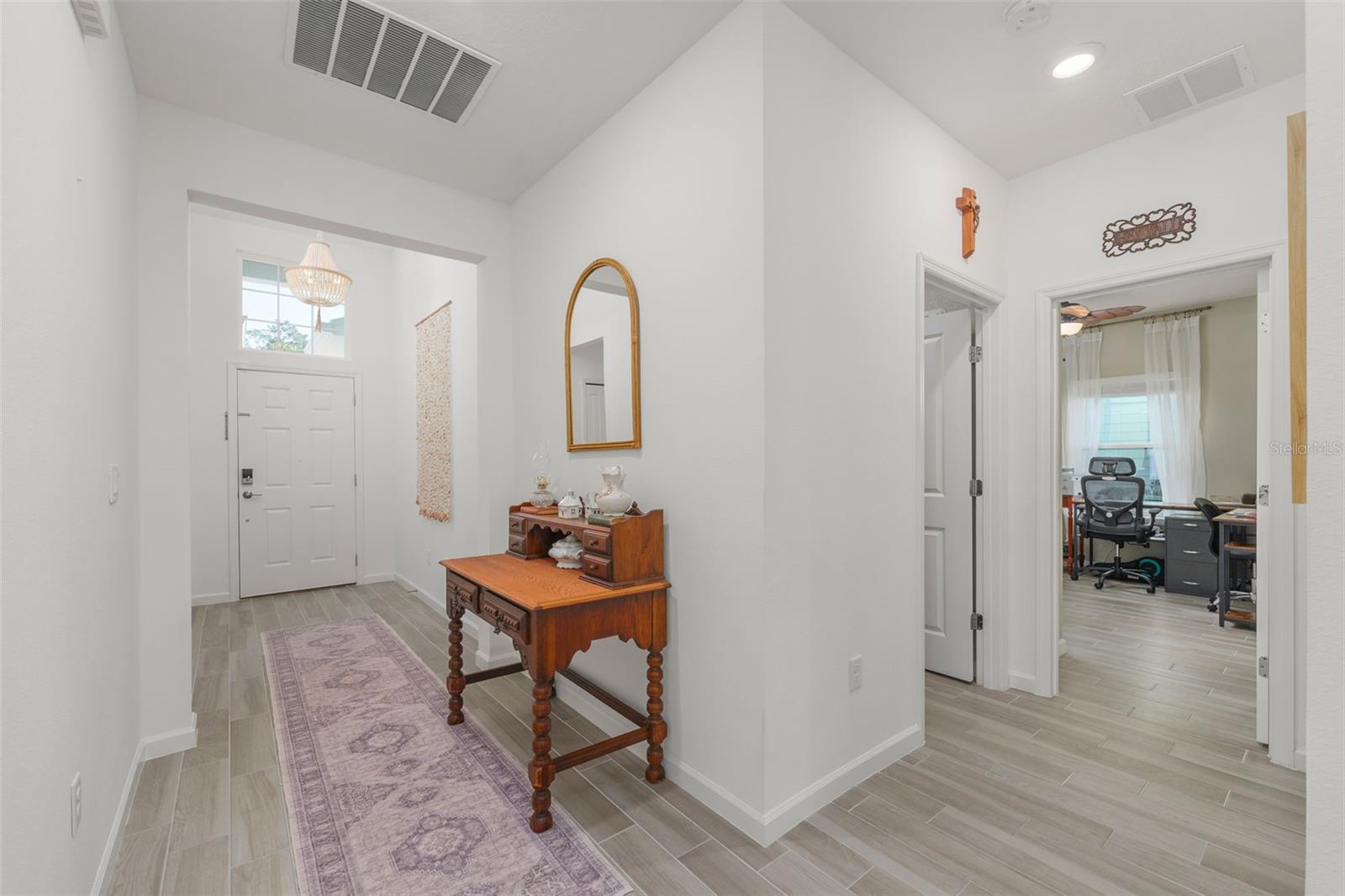 Listing photo id 5 for 28 Seasons Court