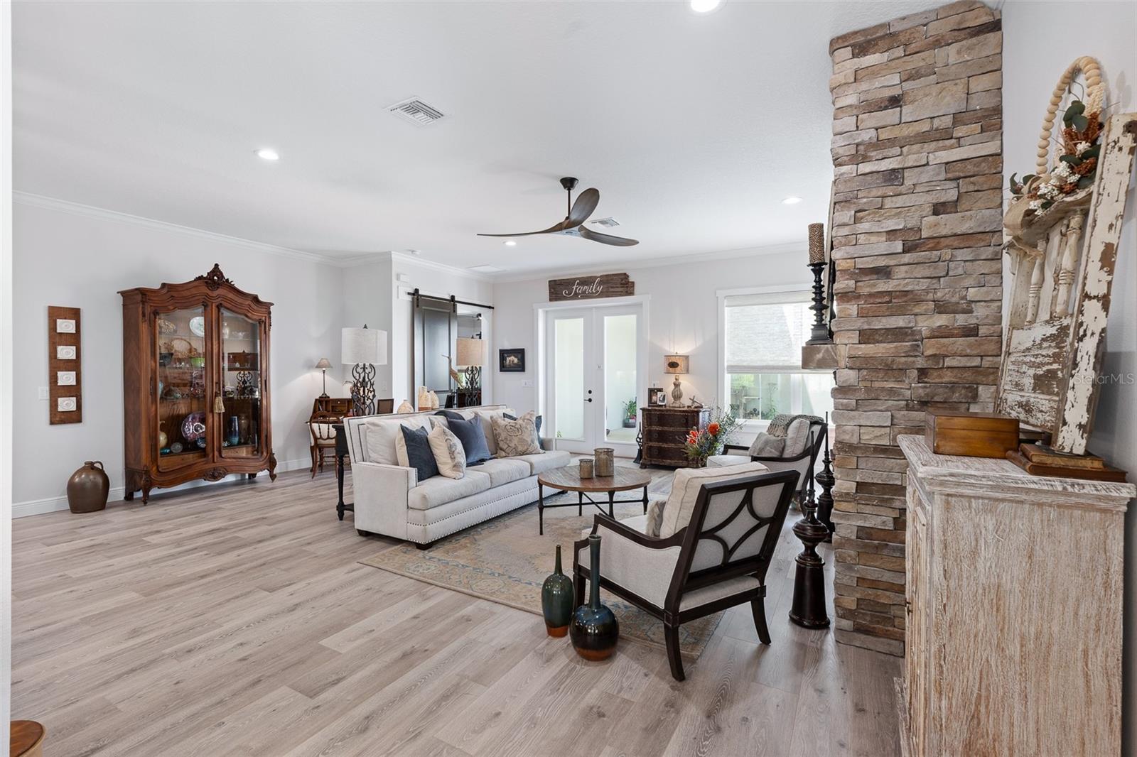 Listing photo id 9 for 622 11th Avenue