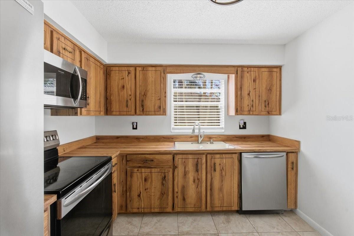 Image 12 of 37 For 8 Berkshire Lane