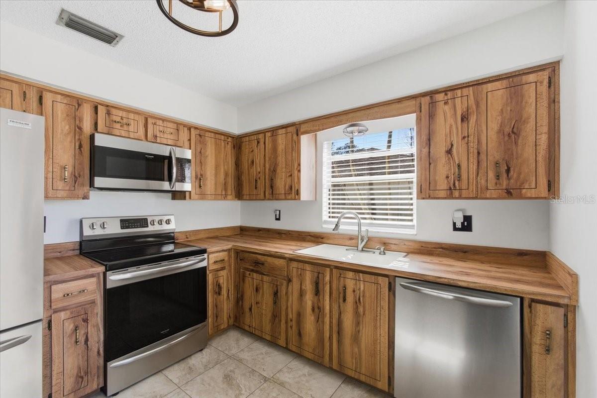 Image 13 of 37 For 8 Berkshire Lane