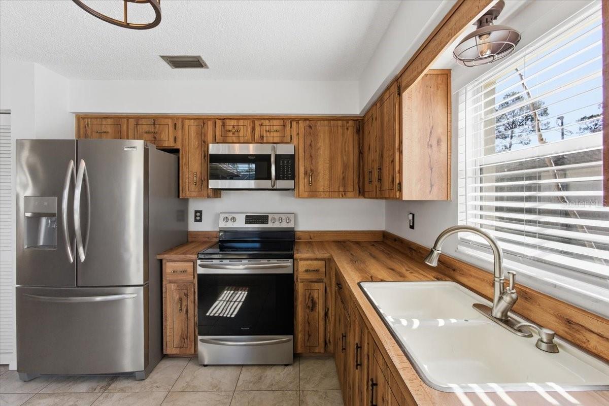 Image 14 of 37 For 8 Berkshire Lane