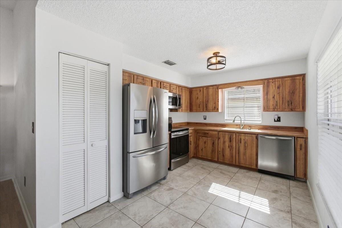 Image 16 of 37 For 8 Berkshire Lane