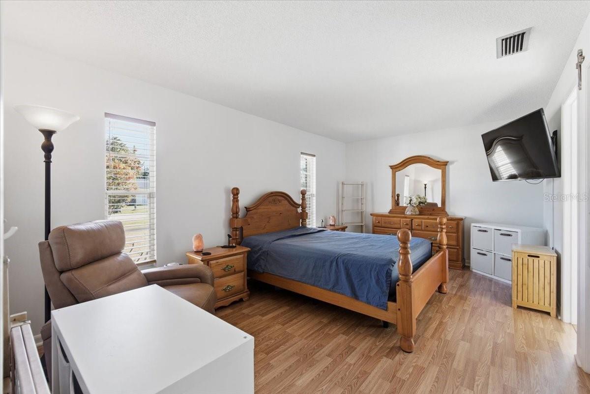 Image 19 of 37 For 8 Berkshire Lane